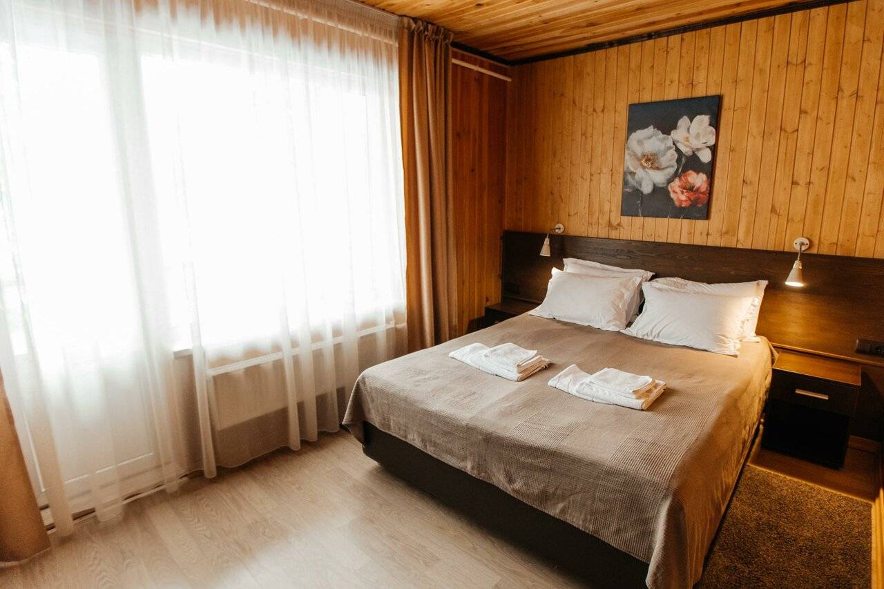 Номер стандарт с 1 двуспальной кроватью (с завтраком)